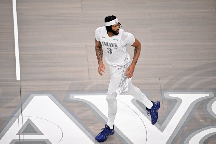 球迷不满球队换掉卢卡-东契奇（浓眉）的决策